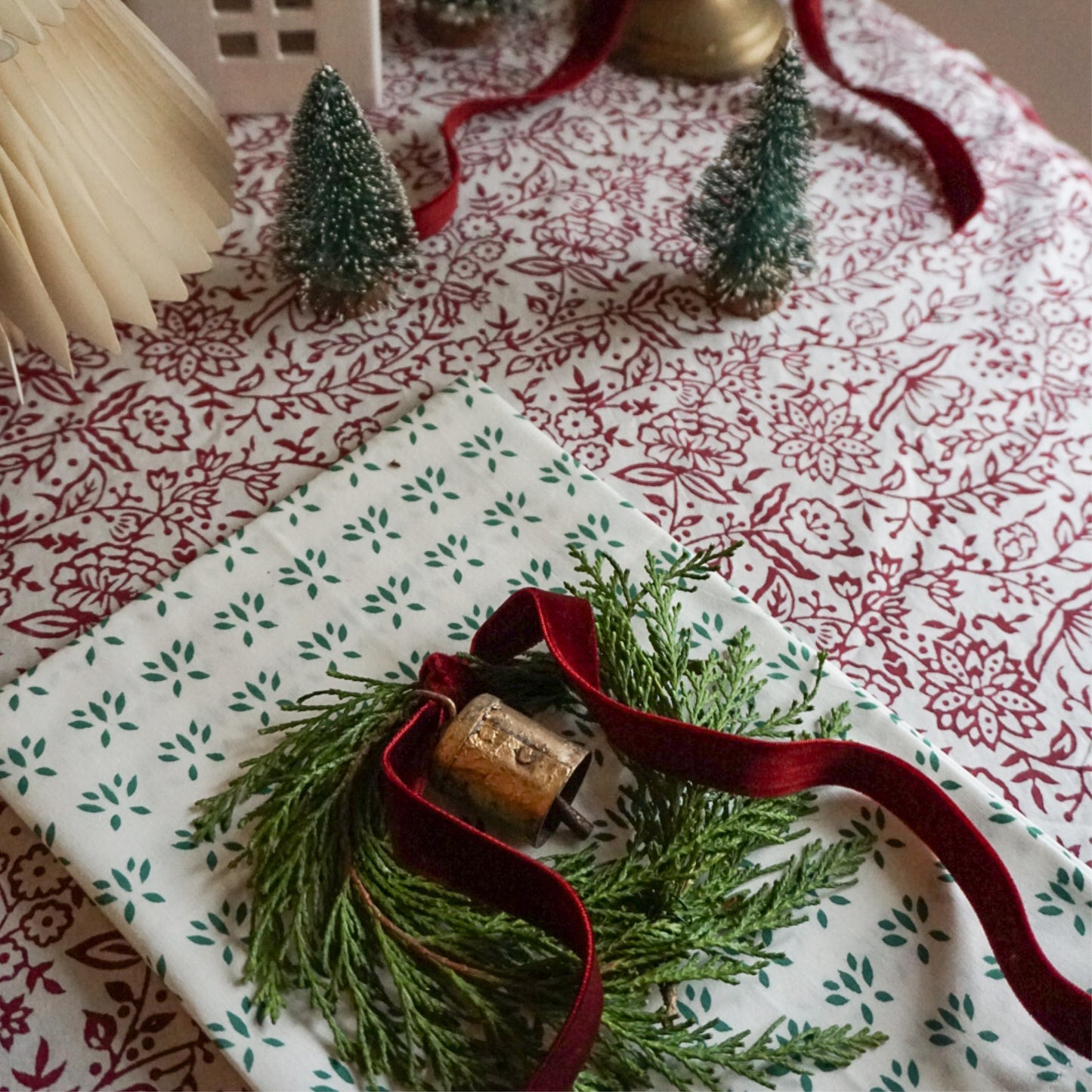 Hazel Tablecloth in Burgundy