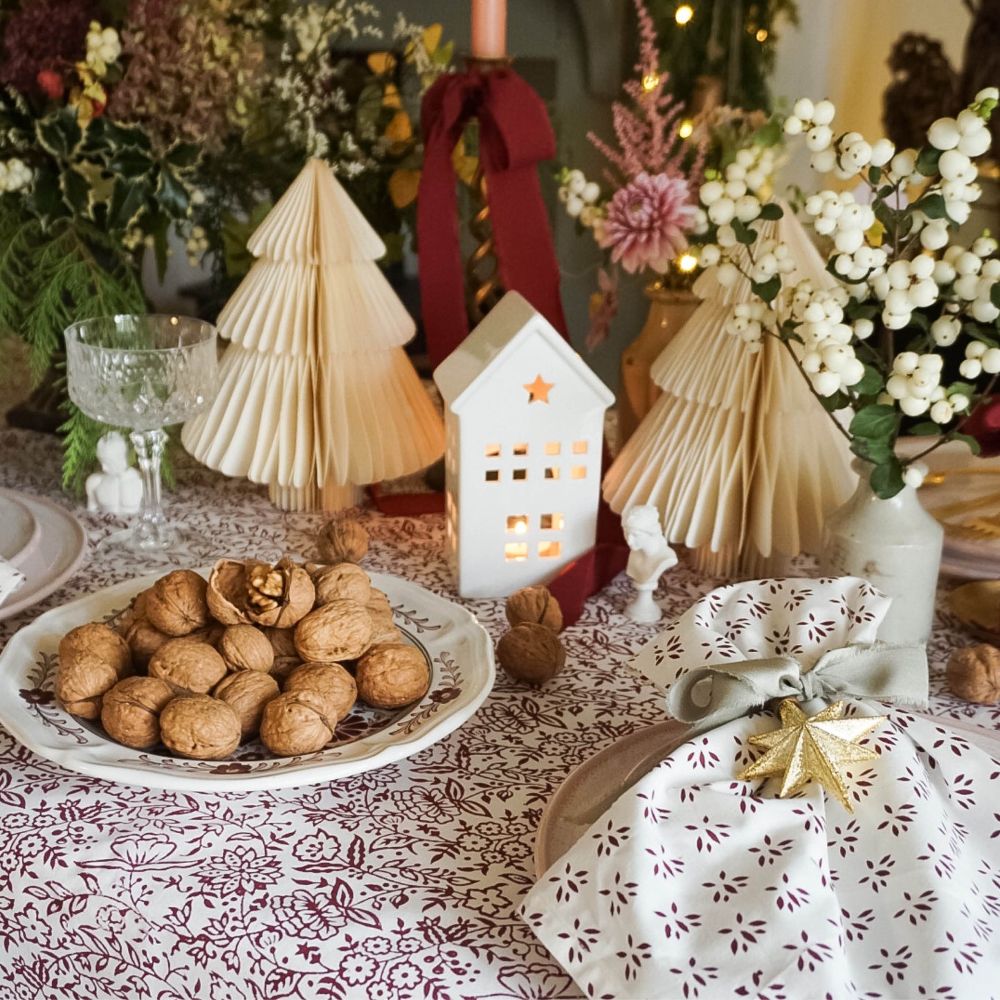 Hazel Tablecloth in Burgundy