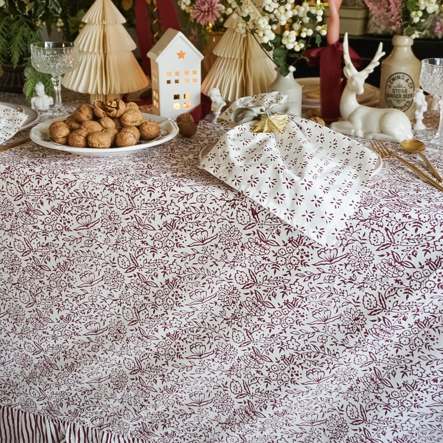 Hazel Tablecloth in Burgundy