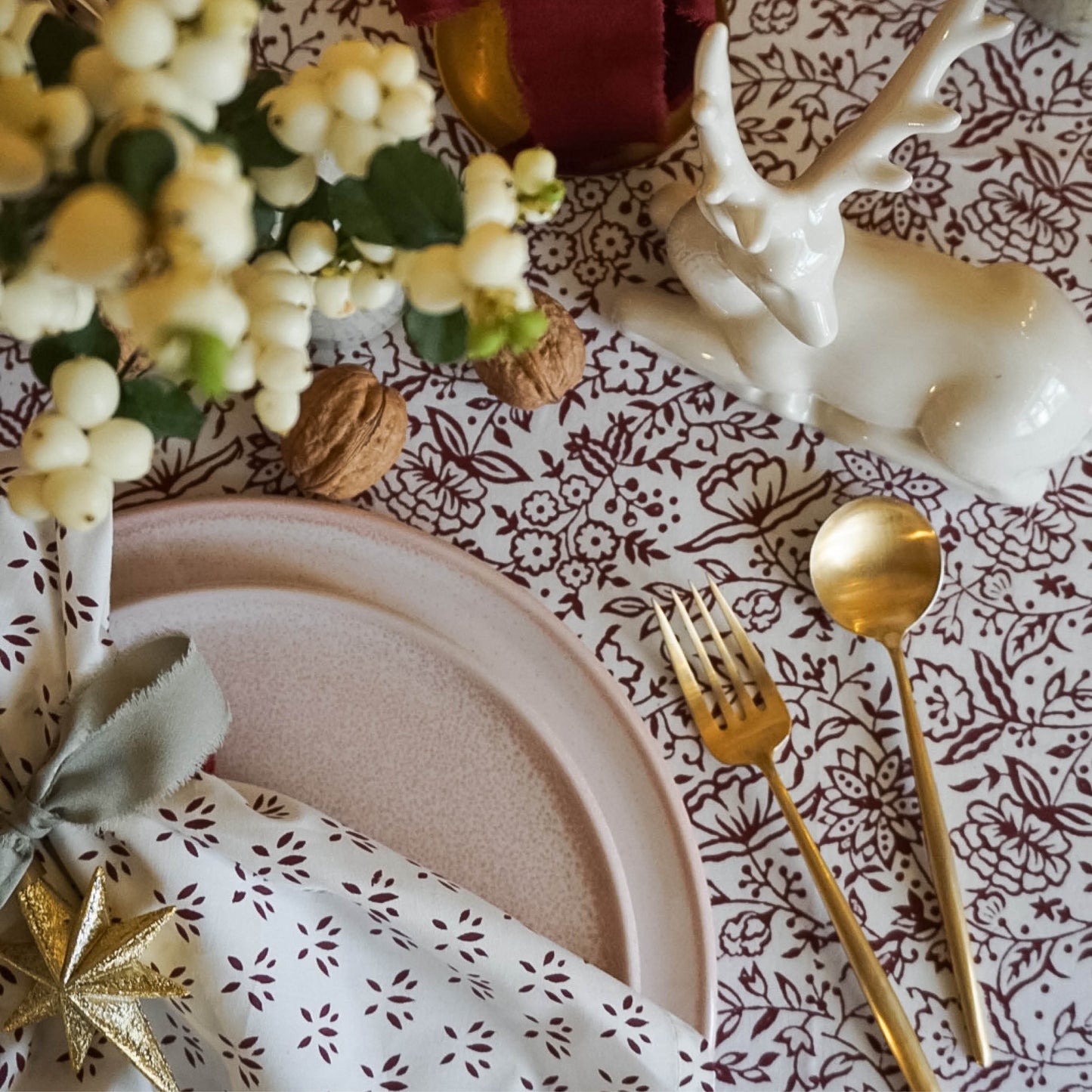 Hazel Tablecloth in Burgundy