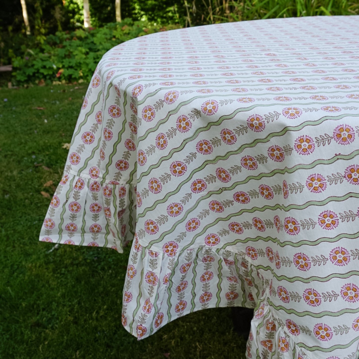 Thea Green Wavy Tablecloth